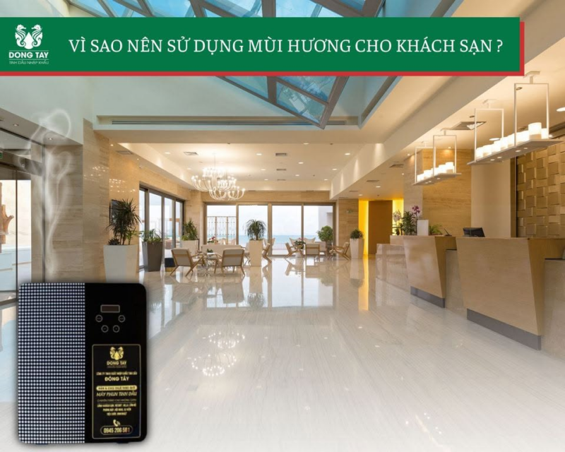Máy khuếch tán tinh dầu đang phun sương mịn đặt tại sảnh khách sạn sang trọng