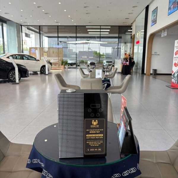 Máy phun tinh dầu Hà Nội công suất lớn đặt tại bàn tư vấn khách hàng showroom ô tô