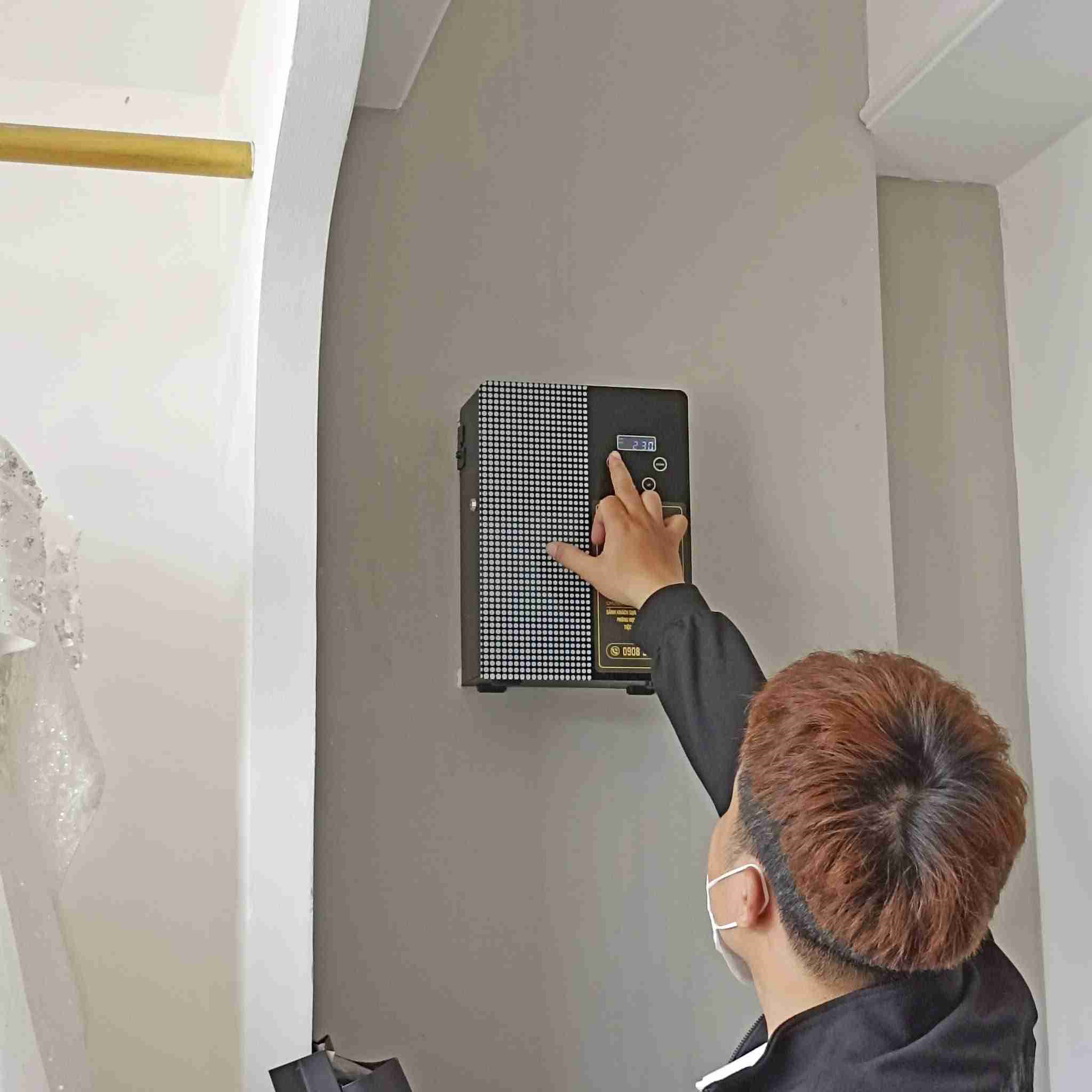 kỹ thuật vi&ecirc;n lắp đặt m&aacute;y khuếch t&aacute;n tinh dầu