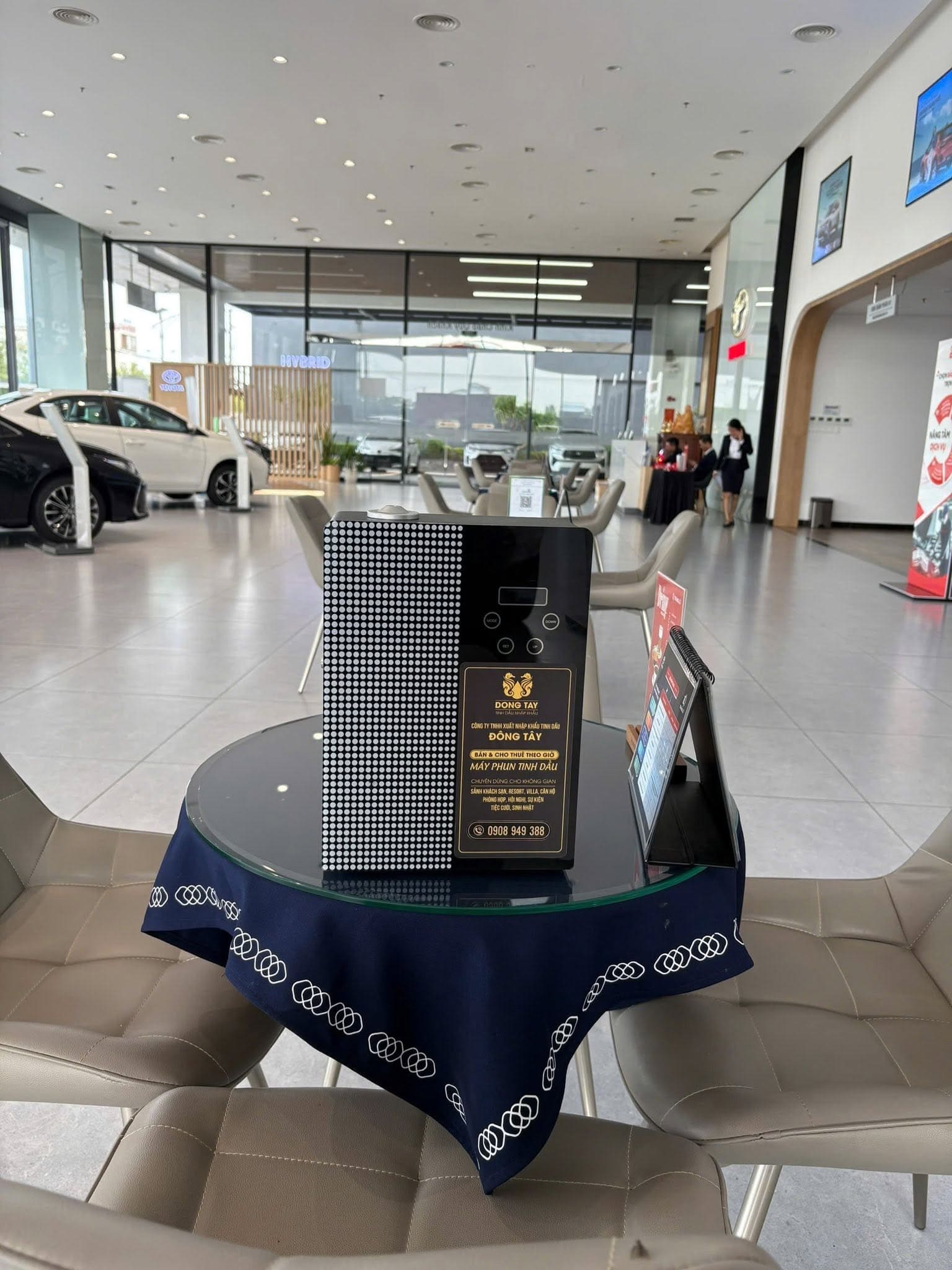 Máy phun tinh dầu công nghiệp Tinh Dầu Đông Tây tạo không gian thơm mát và đẳng cấp tại showroom ô tô Máy phun tinh dầu công nghiệp Tinh Dầu Đông Tây tạo không gian thơm mát và đẳng cấp tại showroom ô tô