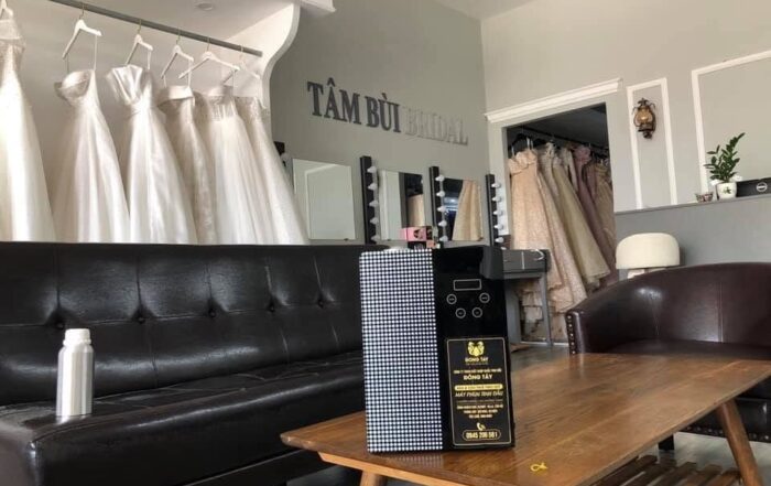 Máy phun tinh dầu công nghiệp Tinh Dầu Đông Tây giúp lưu giữ hương thơm sang trọng cho showroom áo cưới