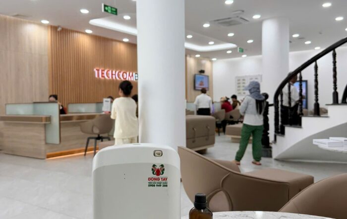 Thẻ Alt: Máy tạo mùi thơm Tinh Dầu Đông Tây đặt tại sảnh Techcombank