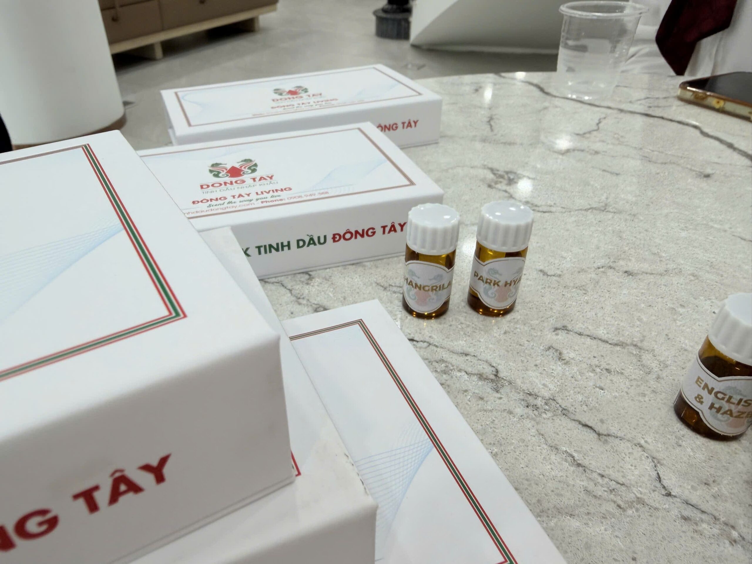 Hộp quà tặng và lọ mẫu thử tinh dầu Tinh Dầu Đông Tây