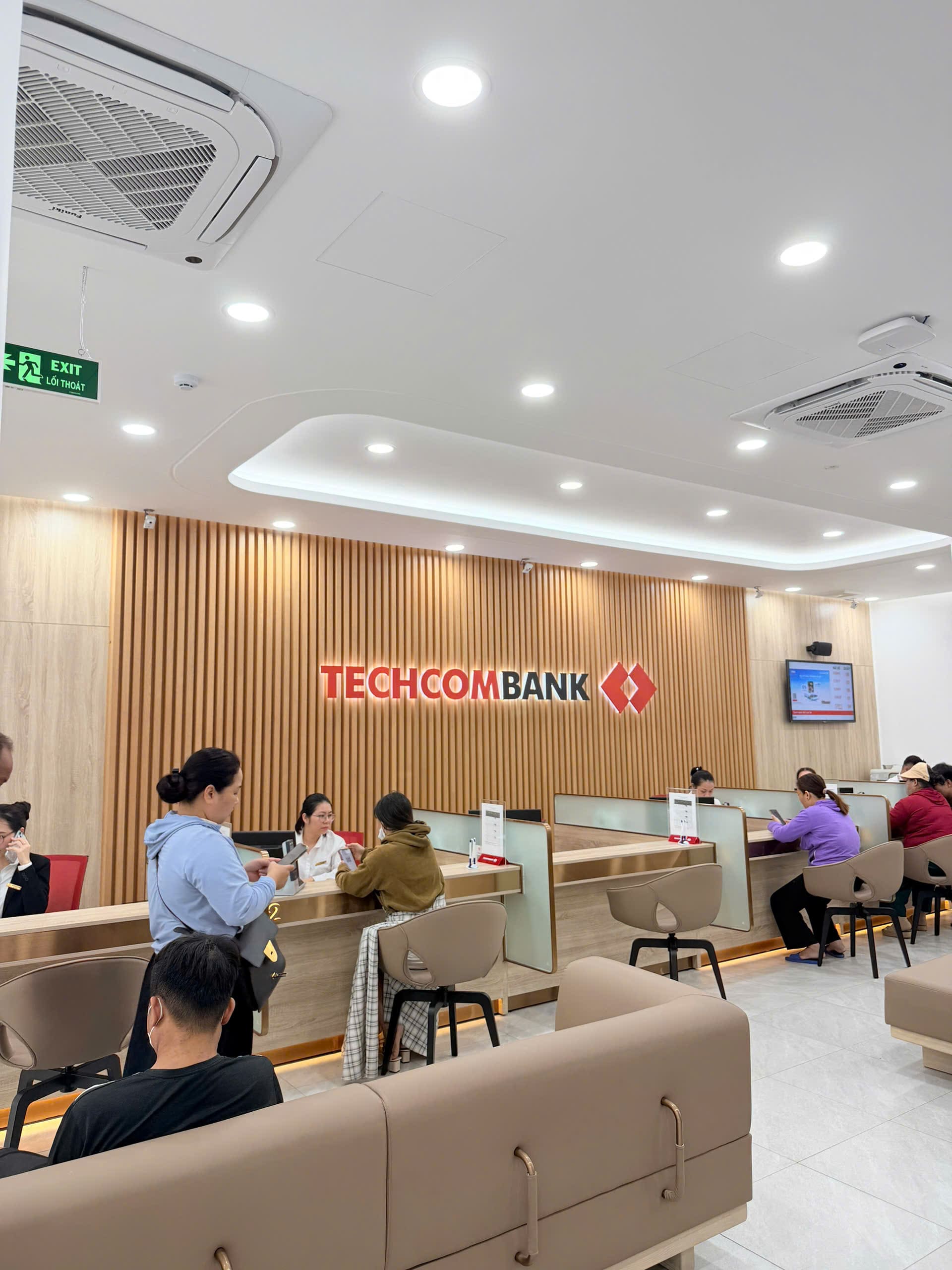 Không gian quầy giao dịch ngân hàng Techcombank sạch thơm hiện đại