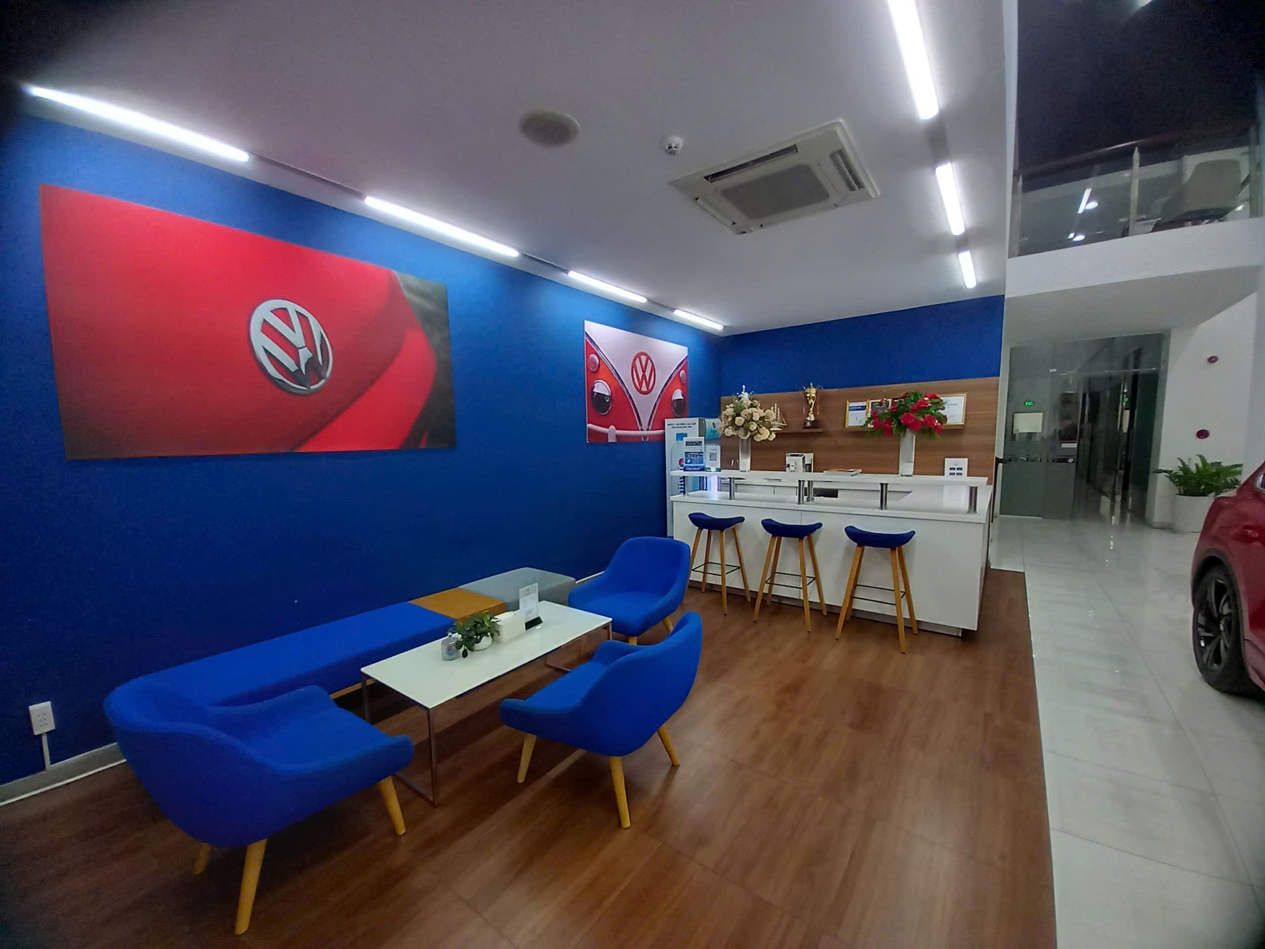 Không gian sảnh chờ đón tiếp khách hàng sang trọng tại showroom Volkswagen