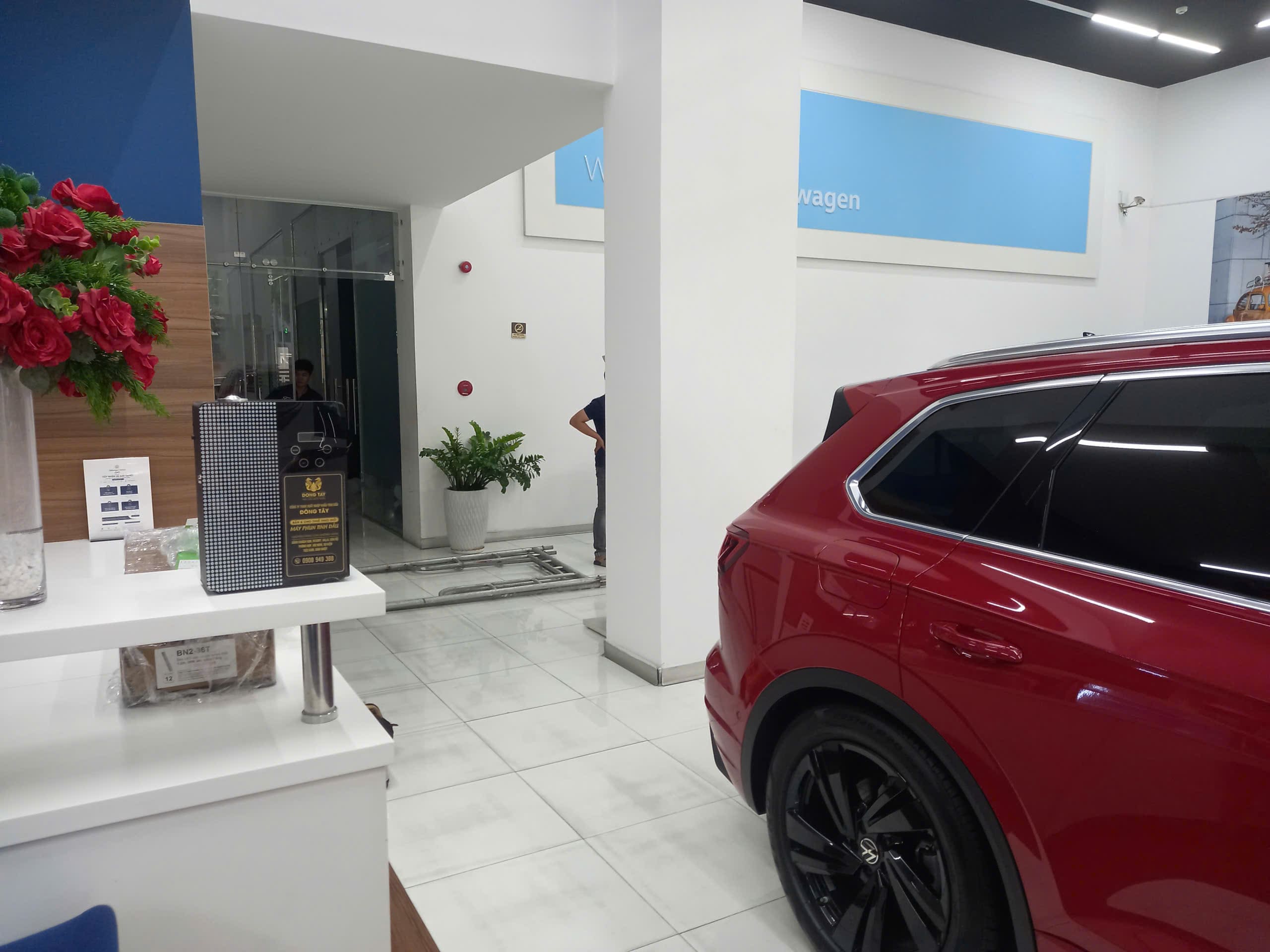 Lắp đặt thiết bị khuếch tán tinh dầu tự động Tinh Dầu Đông Tây tại showroom ô tô