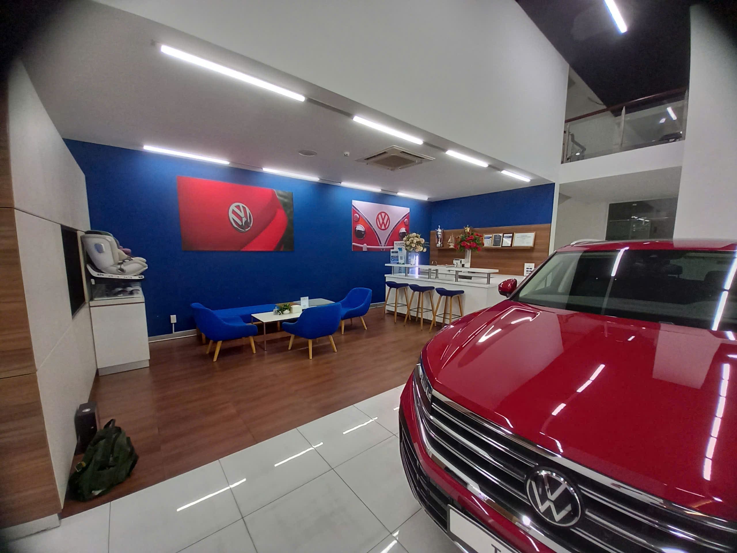 Khu vực tiếp khách và bàn trà tại showroom ô tô Volkswagen