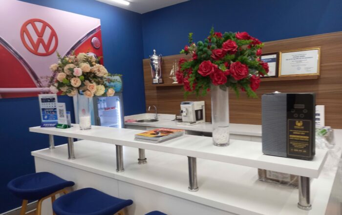 Máy tạo mùi thơm Tinh Dầu Đông Tây đặt tại quầy bar showroom ô tô