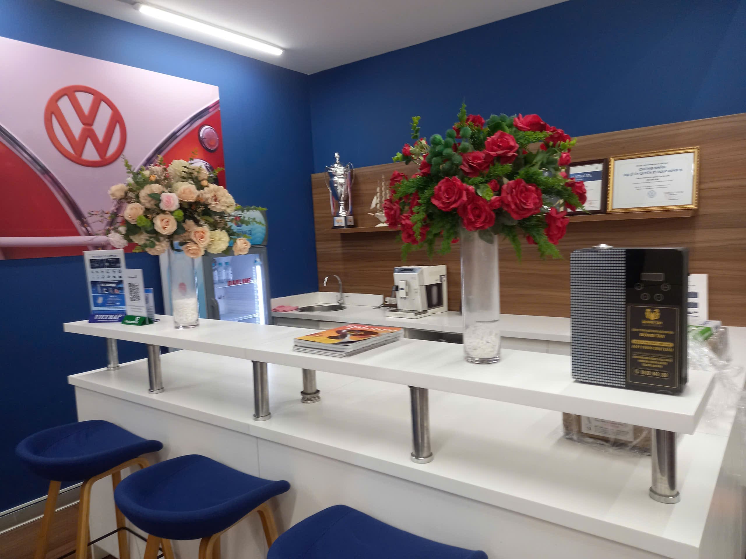 Máy tạo mùi thơm Tinh Dầu Đông Tây đặt tại quầy bar showroom ô tô