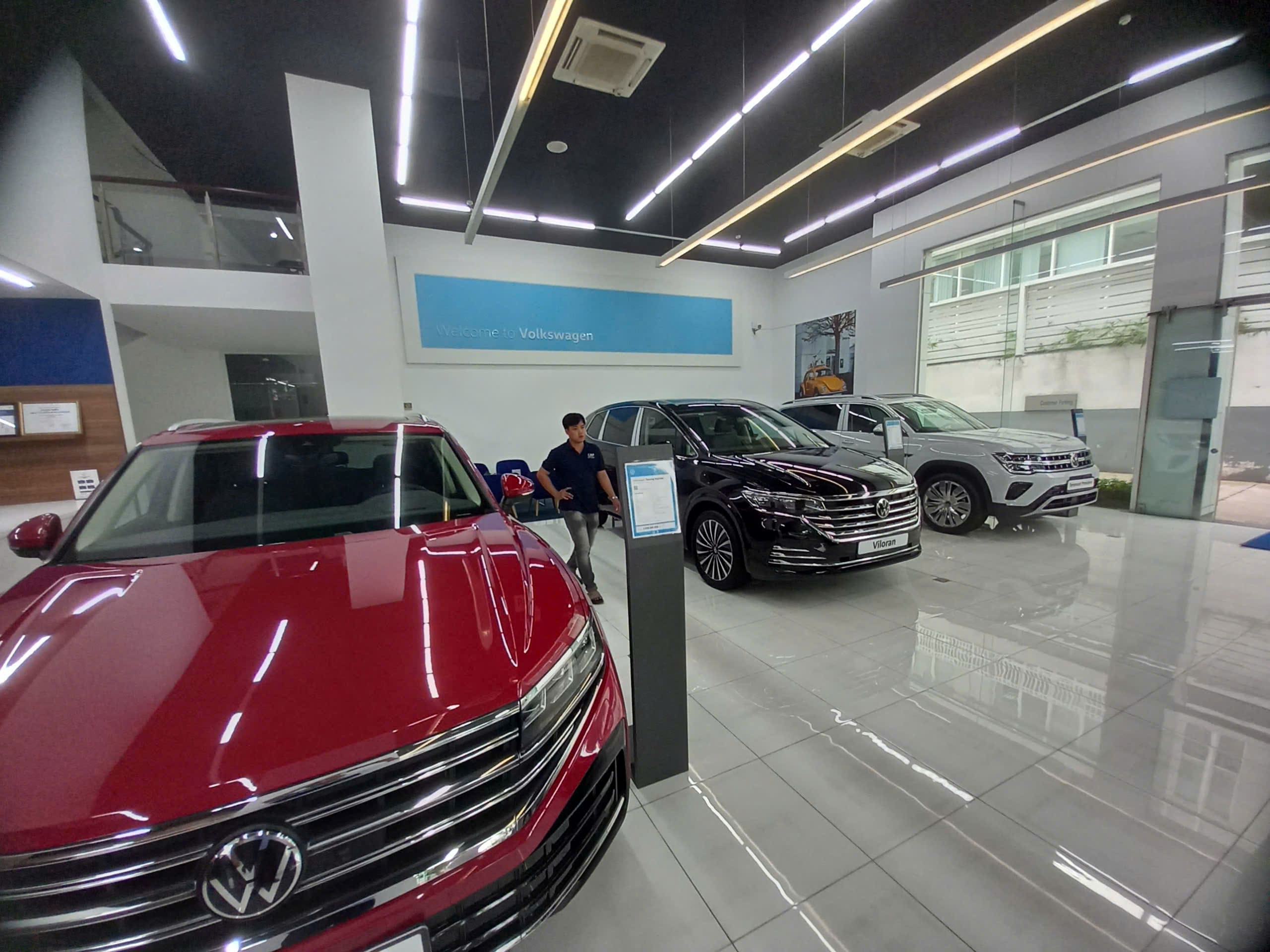 Khu vực trưng bày xe sang showroom Volkswagen lắp máy tạo mùi thơm Tinh Dầu Đông Tây